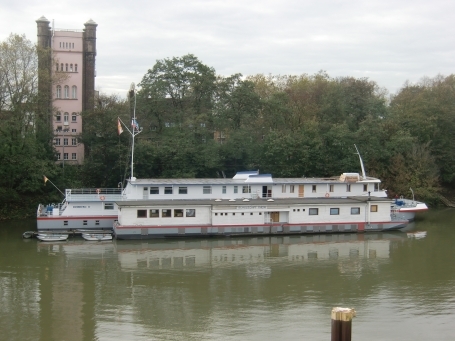 Duisburg-Homberg : Königstraße, das Schulschiff Rhein im ehem. Eisenbahnhafen mit dem Hebeturm Homberg im Hintergrund